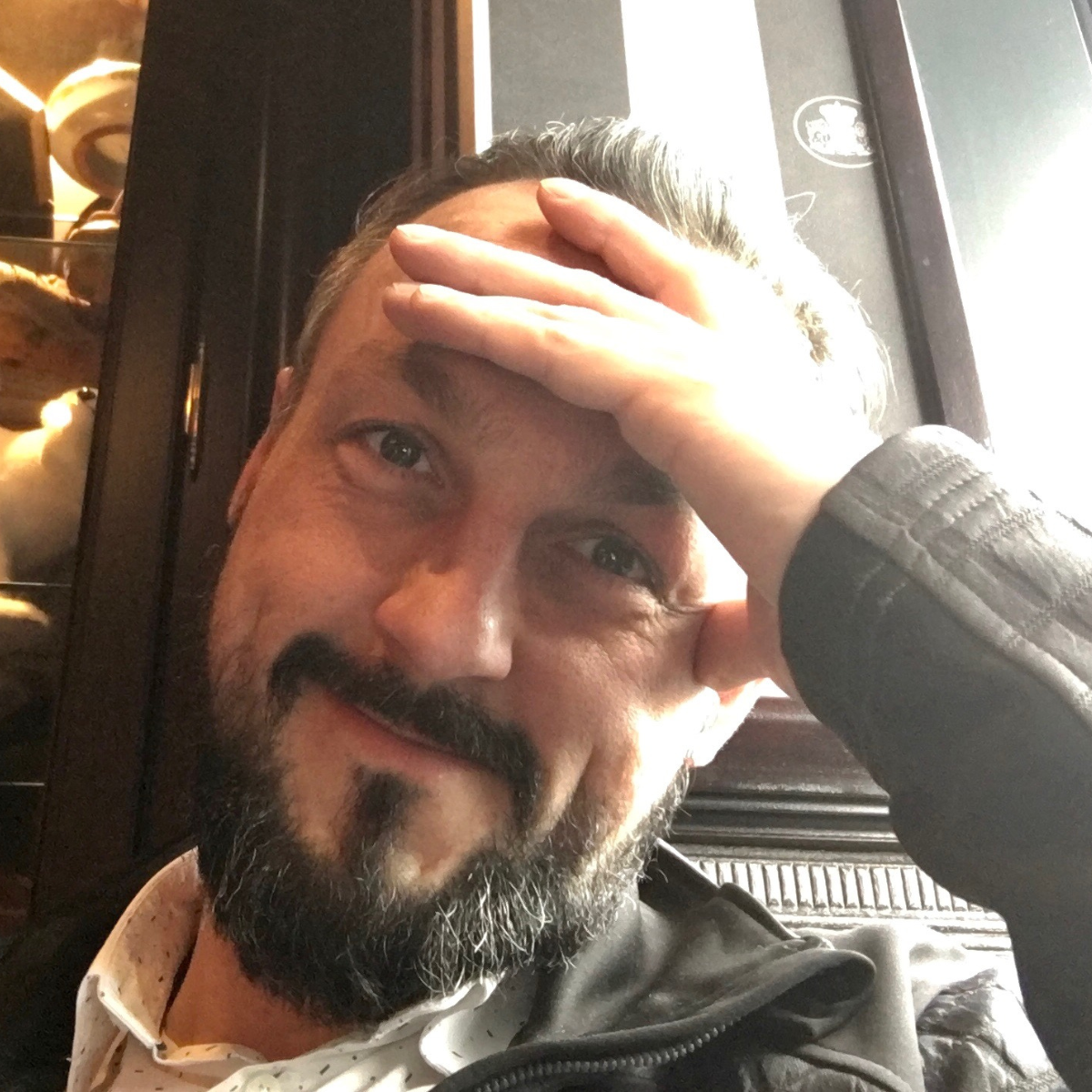 Nicolas Van Caemerbeke, en selfie, se tient le front d'une main avec un sourire gêné.